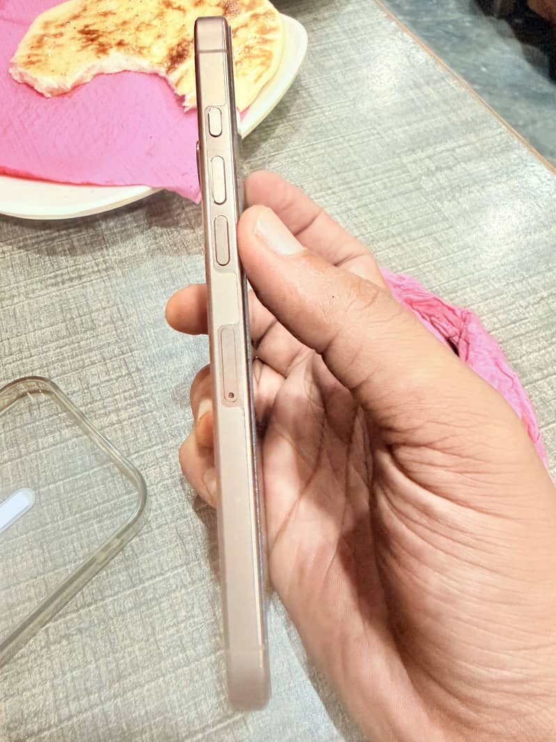 Apple iPhone 16 Pro Max 9