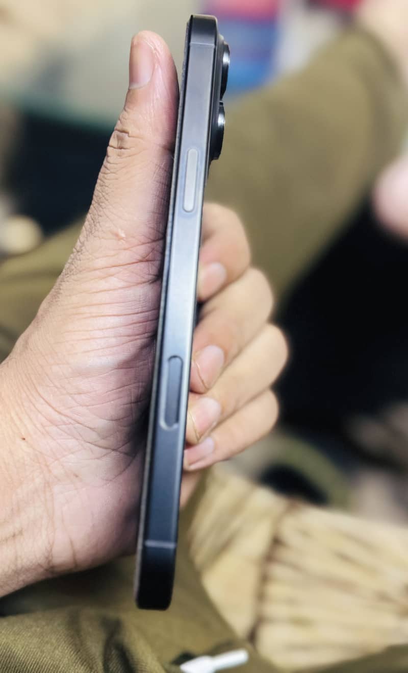 Apple iPhone 16 Pro Max 2