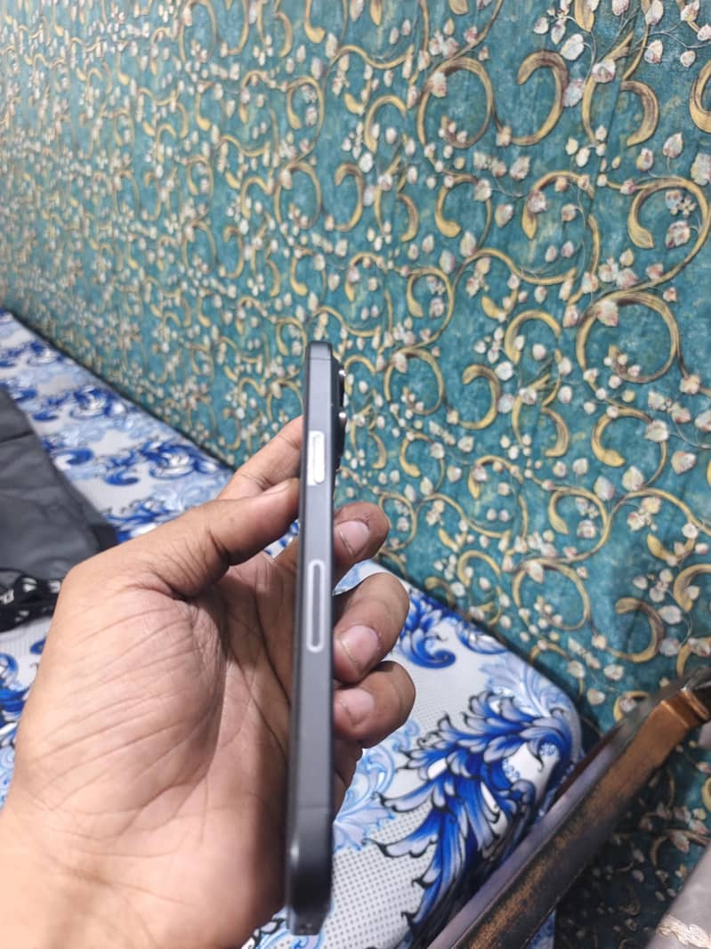 Apple iPhone 15 Pro Max 4