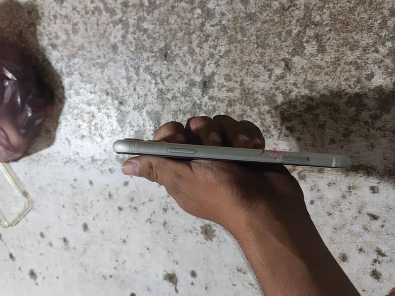Apple iPhone 11 4