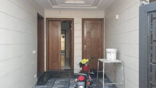 10 Marla facing Park house for Rent in Paragon city lahore