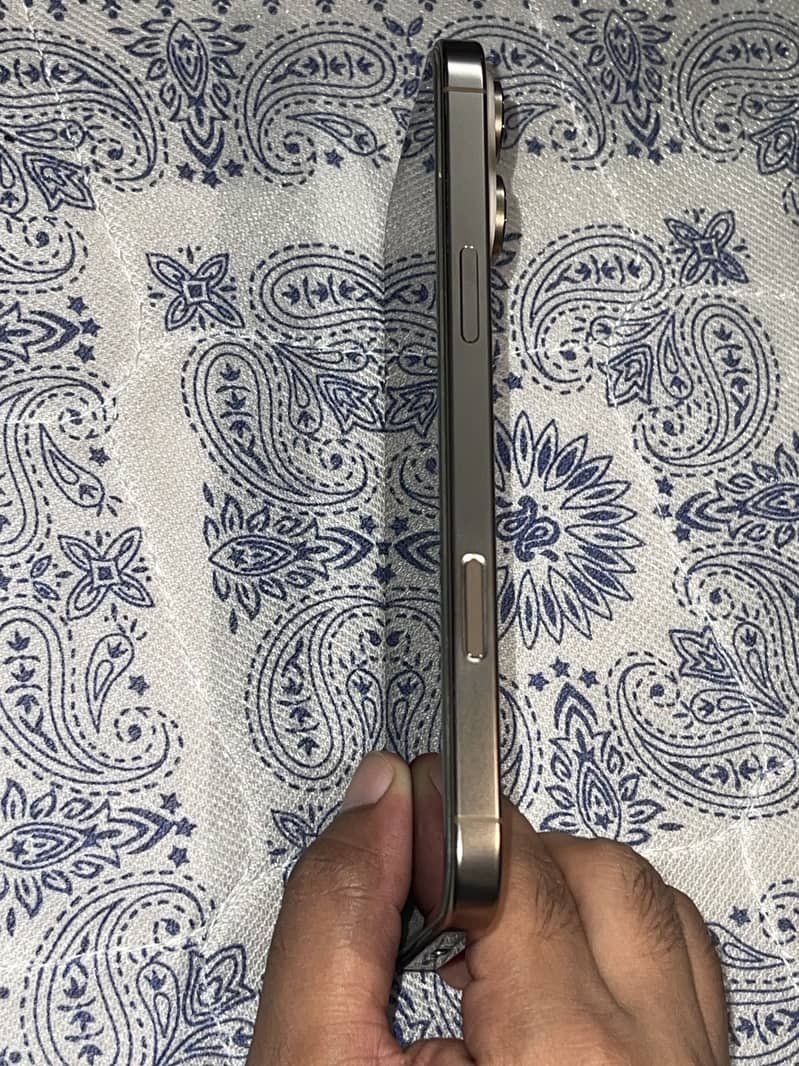 Apple iPhone 16 Pro Max 2
