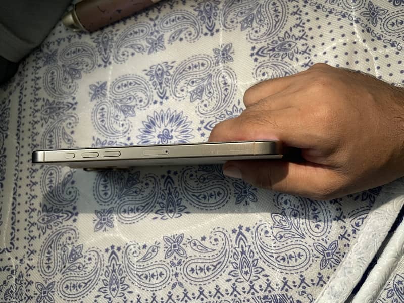 Apple iPhone 16 Pro Max 3
