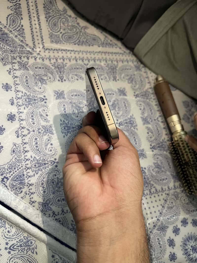 Apple iPhone 16 Pro Max 4