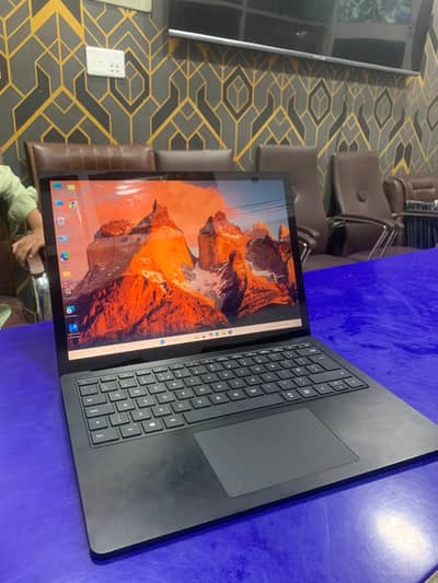 Surface laptop 3 i5 10th gen 8Gb Ram DDR 4 256 SSD touch 2k resolution