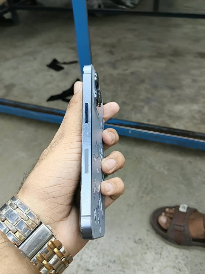 Apple iPhone 13 Pro 2