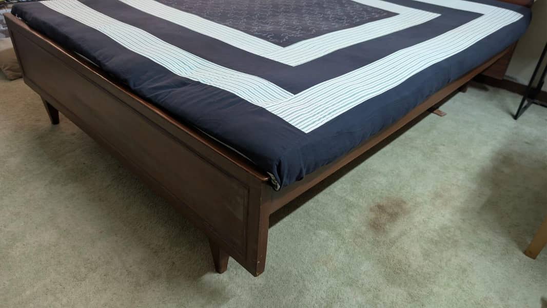 Queen size bed 0