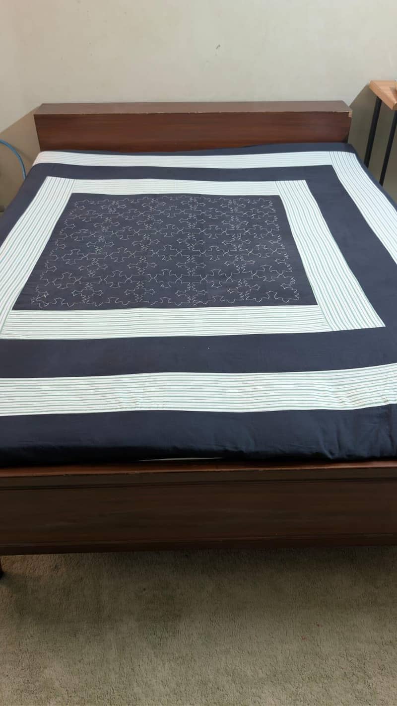 Queen size bed 1