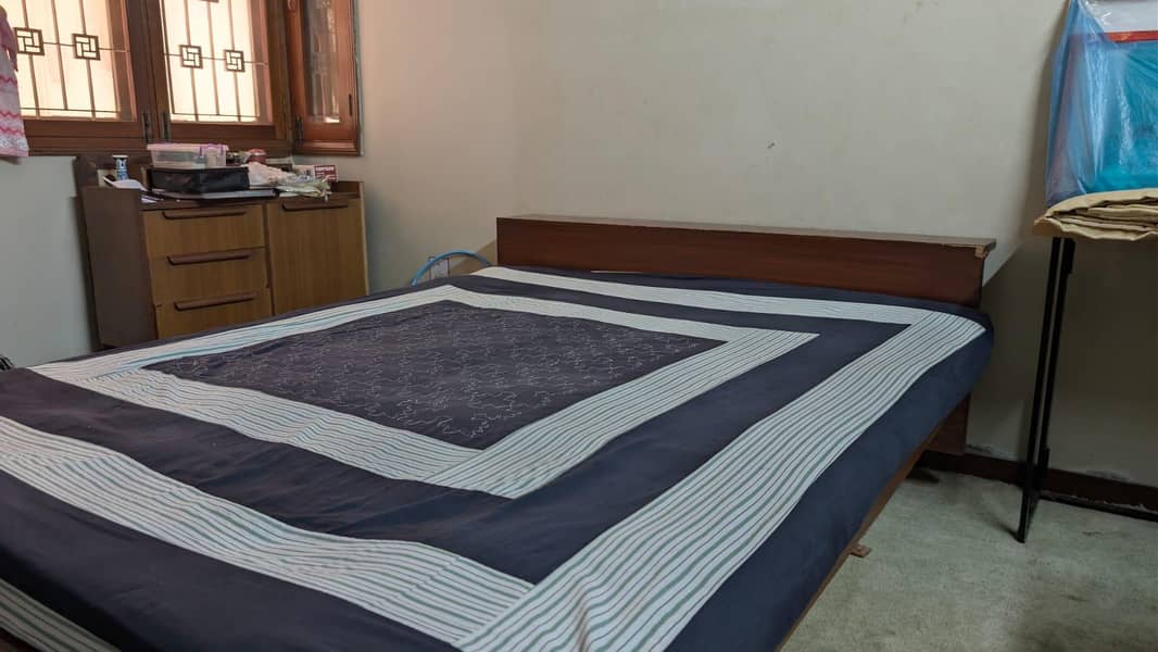 Queen size bed 2