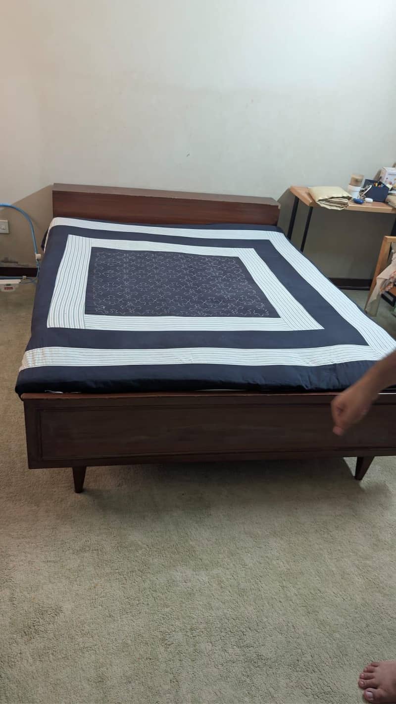 Queen size bed 3