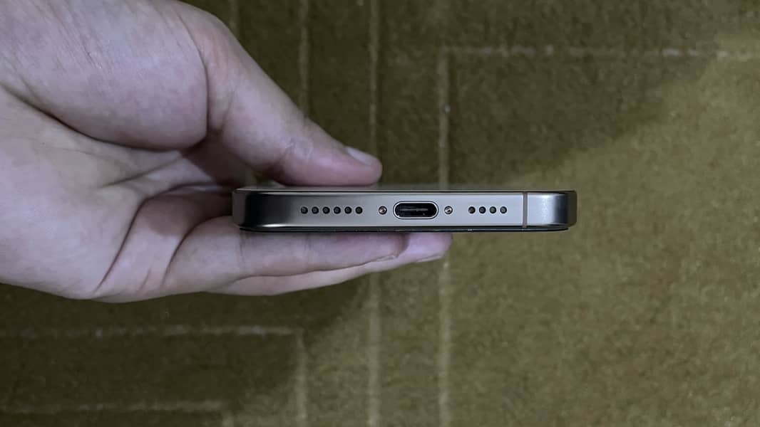 Apple iPhone 16 Pro Max 2