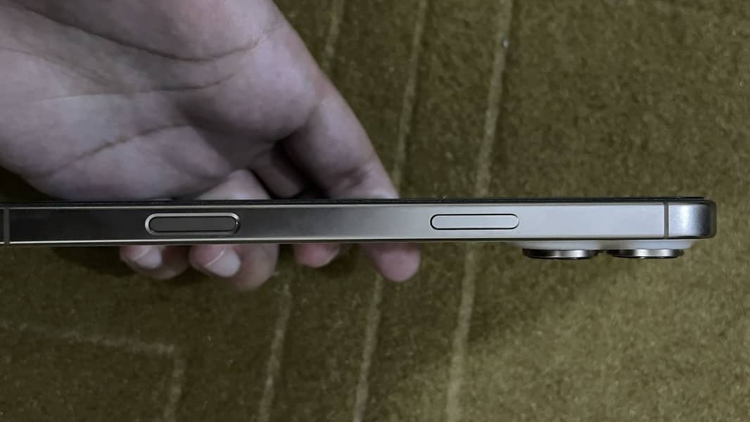 Apple iPhone 16 Pro Max 4