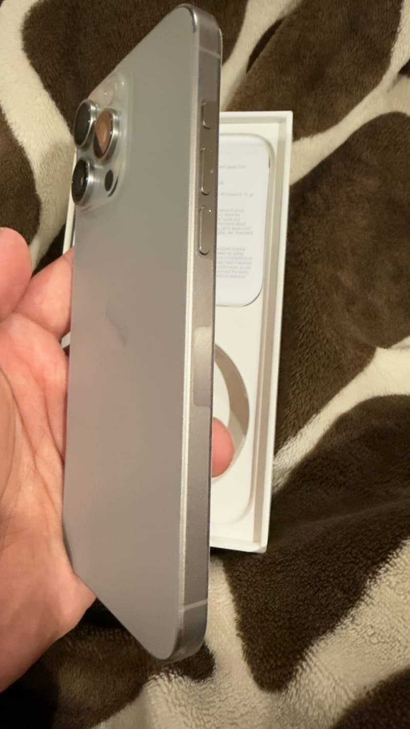 Apple iPhone 15 Pro Max 2