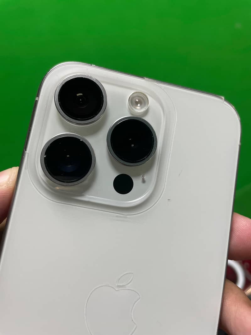 Apple iPhone 15 Pro 3
