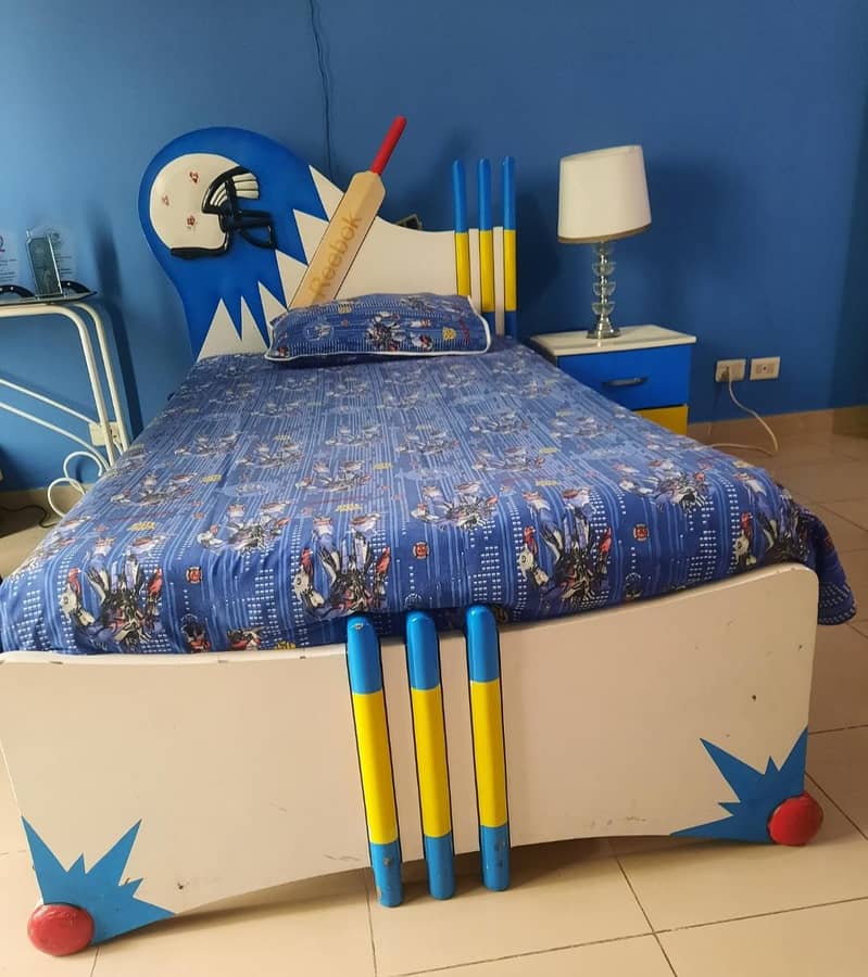 single theme bdd with side table 0