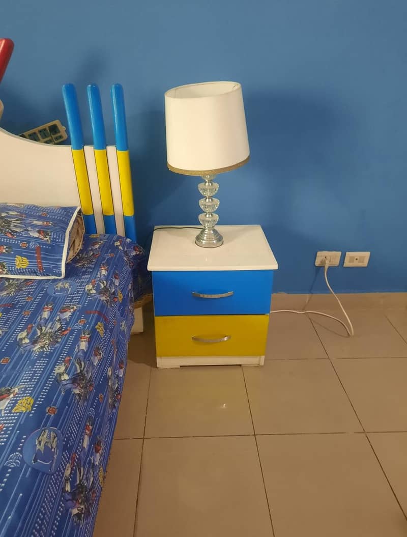single theme bdd with side table 1