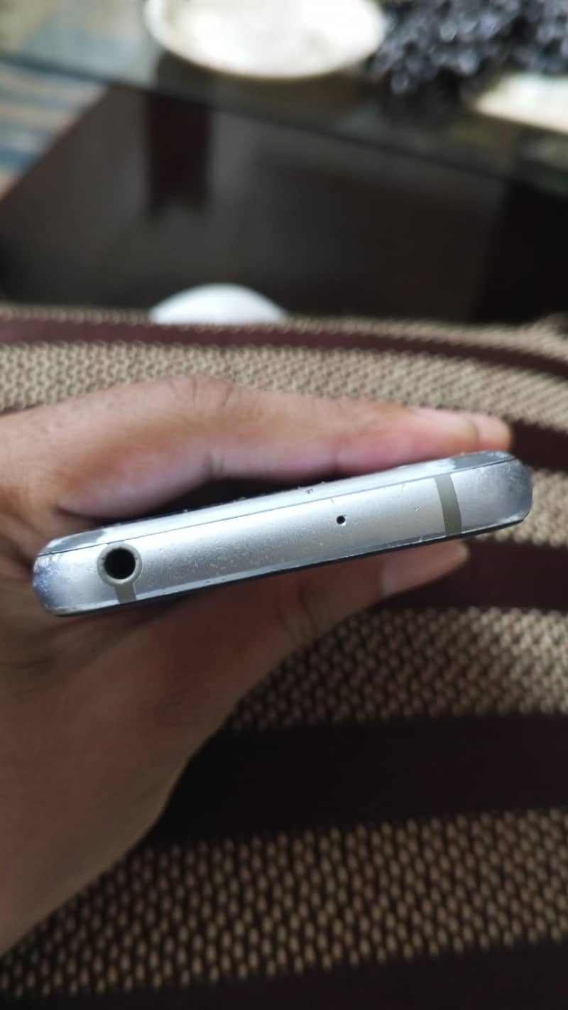 Sharp Aquos  R2 3