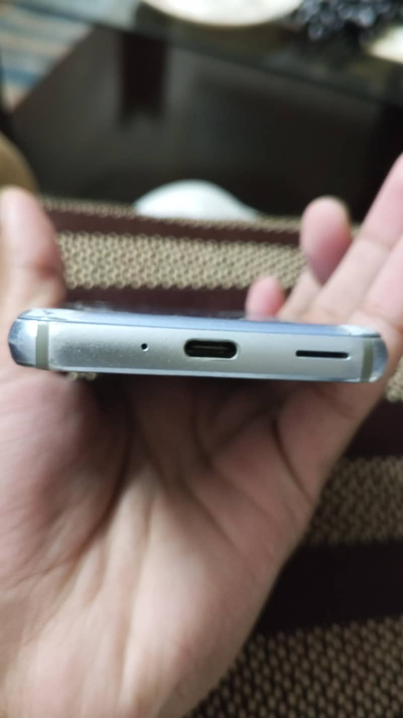Sharp Aquos  R2 4