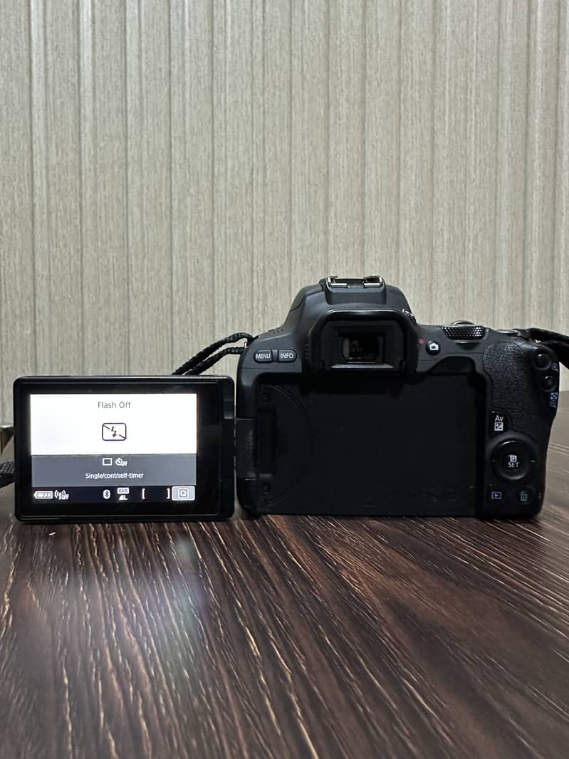Canon EOS 200D 1