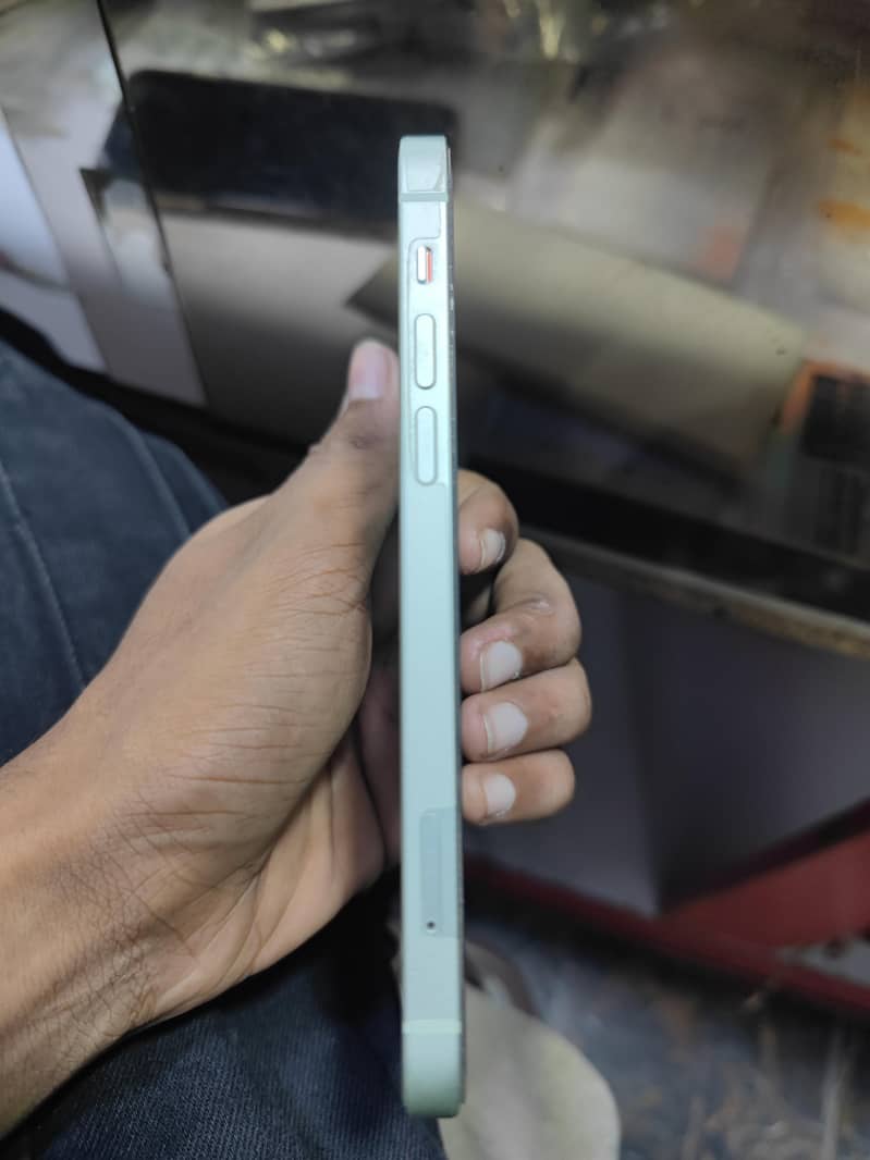 Apple iPhone 12 4