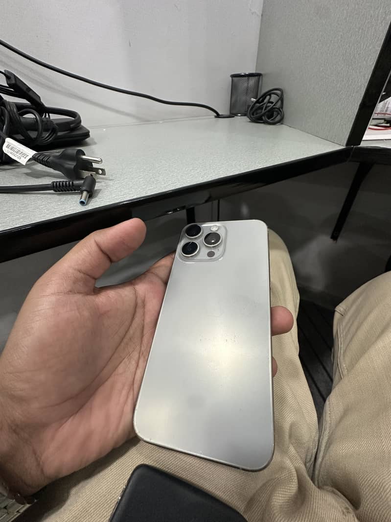 Apple iPhone 15 Pro Max 2
