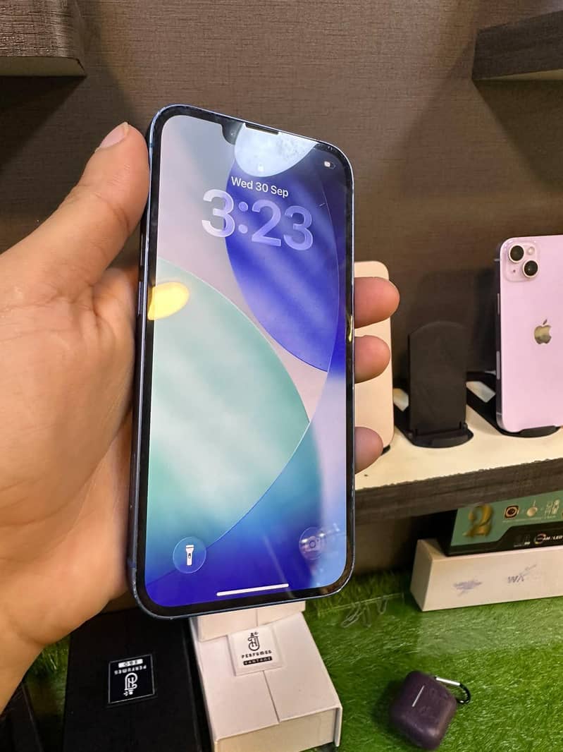Apple iPhone 13 5