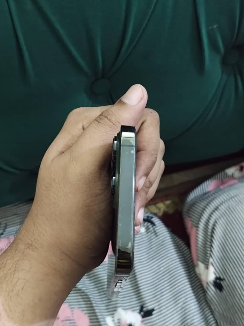 Apple iPhone 13 Pro Max 4