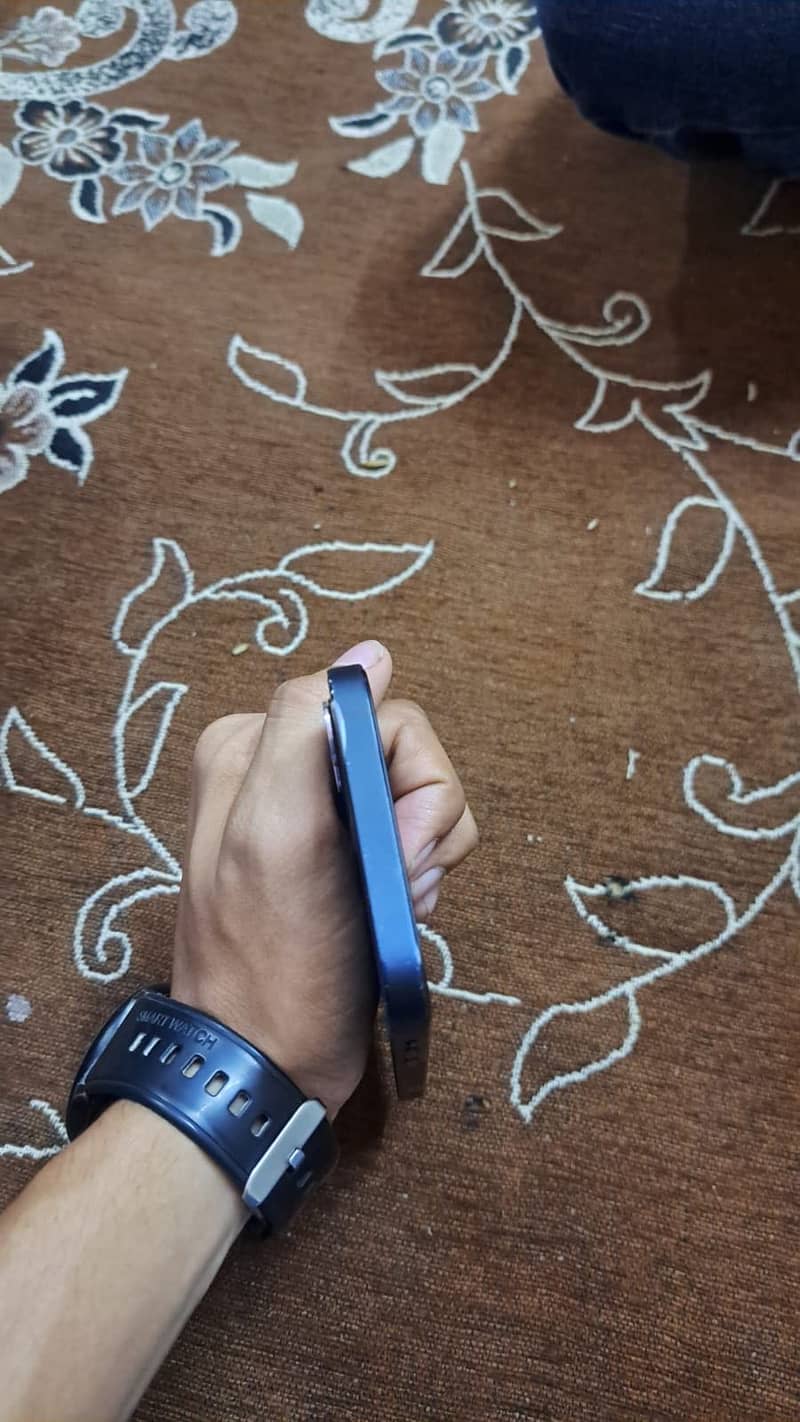 Apple iPhone 12 4