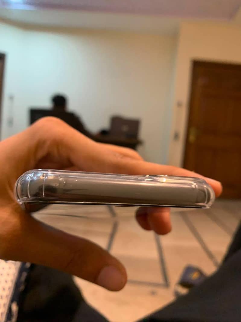 Apple iPhone 11 4