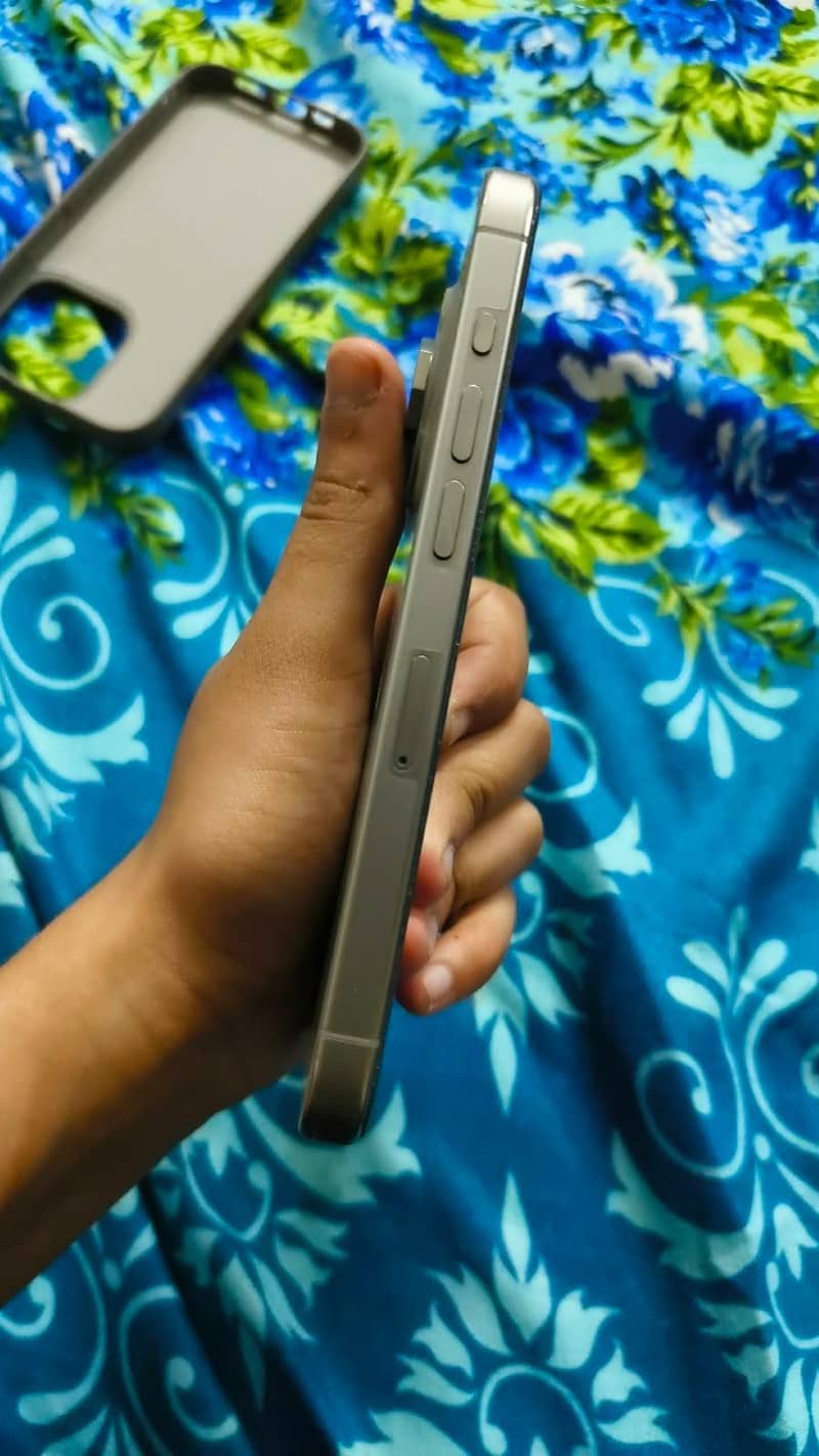 Apple iPhone 15 Pro 3
