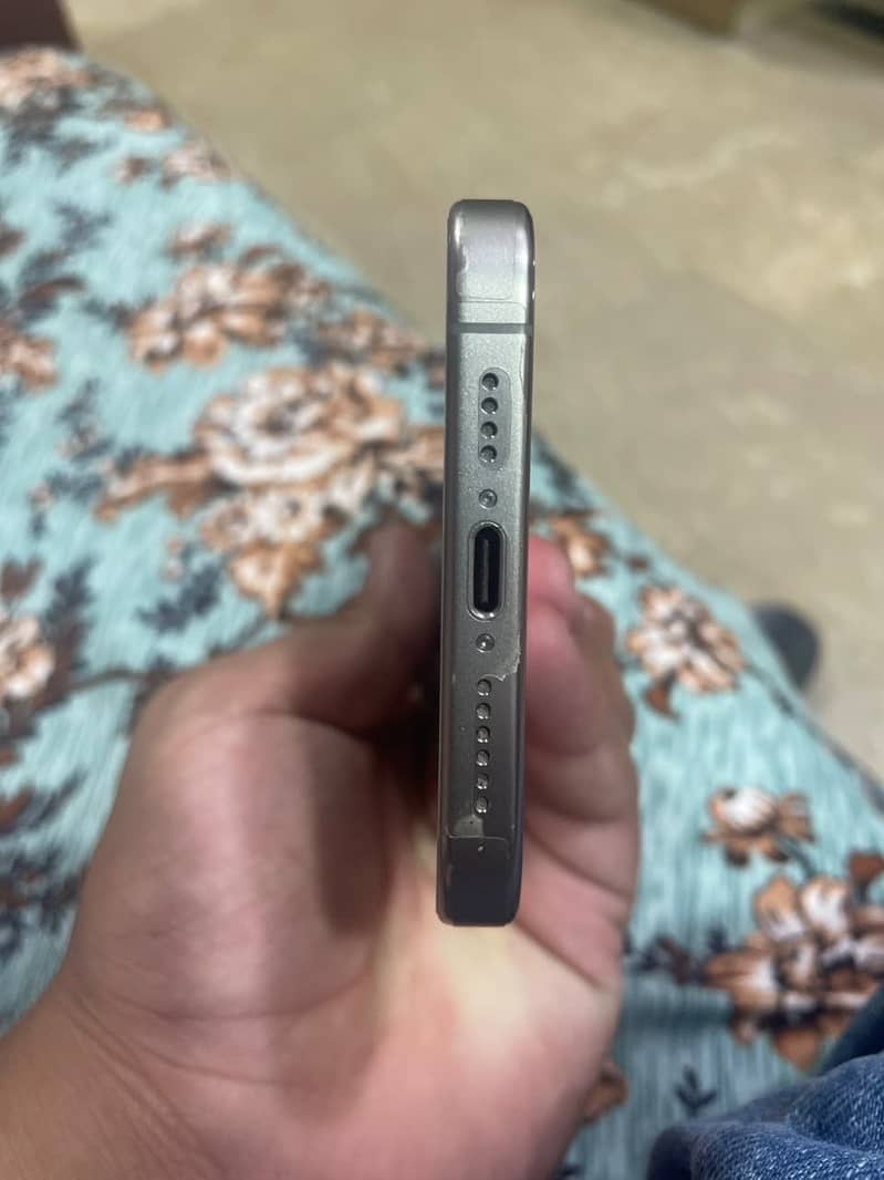 Apple iPhone 15 Pro Max 2