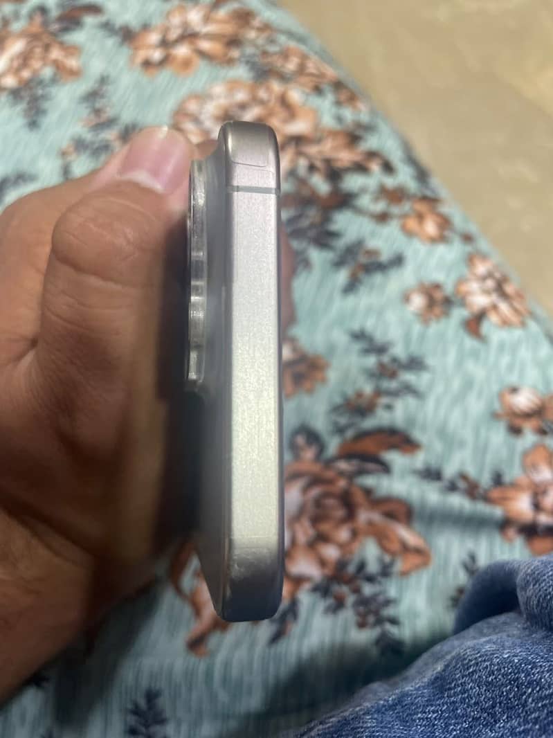 Apple iPhone 15 Pro Max 4