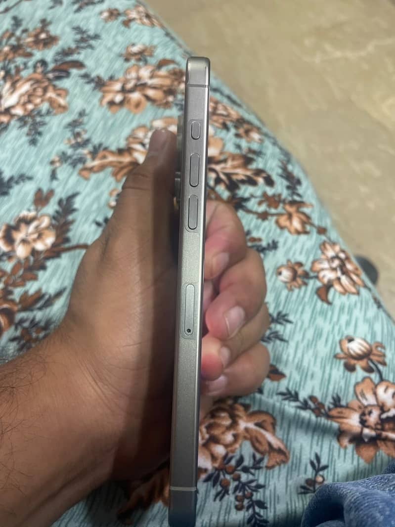 Apple iPhone 15 Pro Max 6