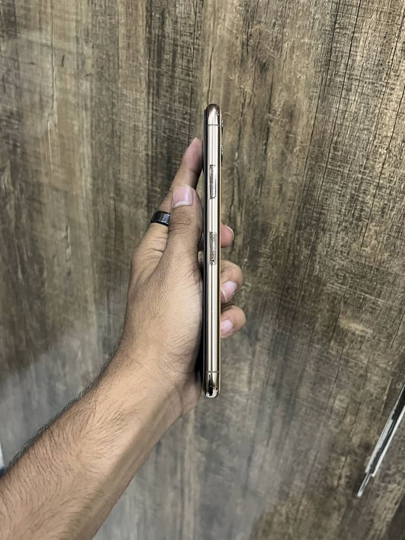 Apple iPhone 11 Pro Max 2