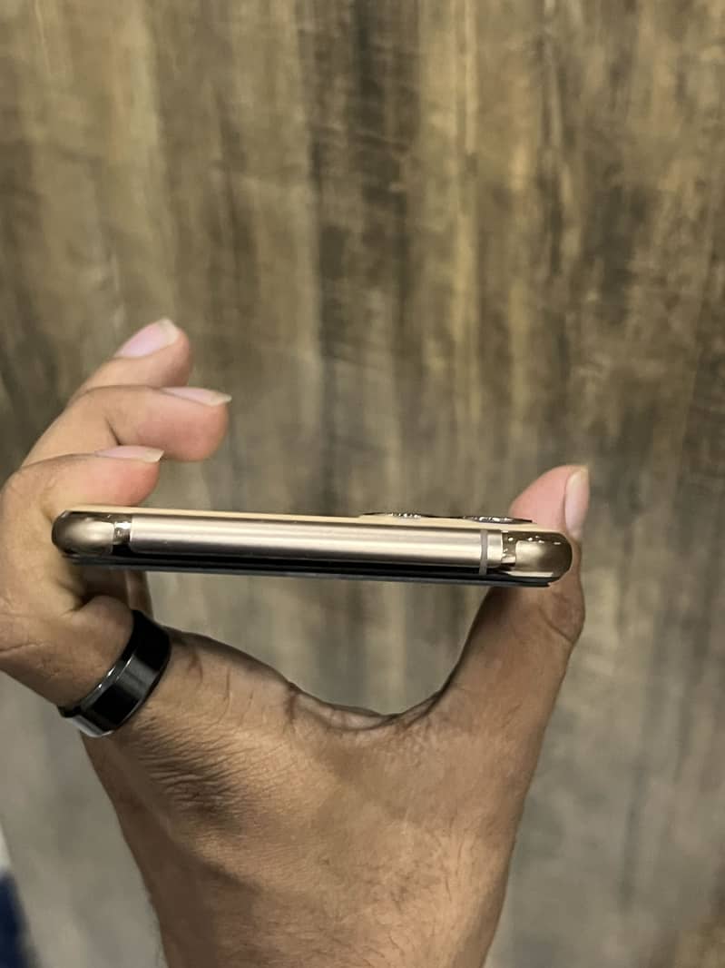 Apple iPhone 11 Pro Max 4