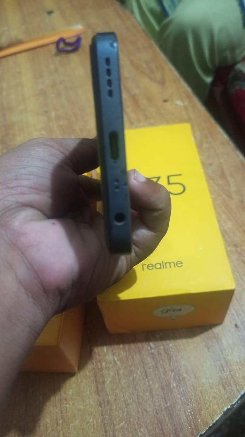 Realme C35 1