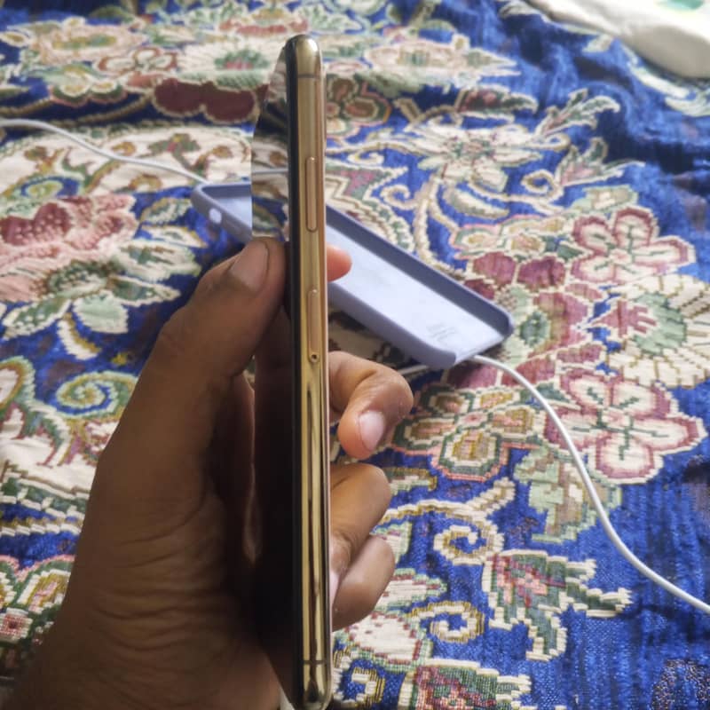 Apple iPhone XS Max 4