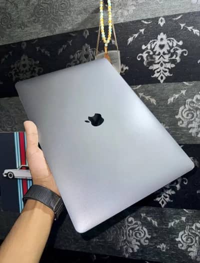 MacBook pro 2018 i9 15 inch screen display with touch bar