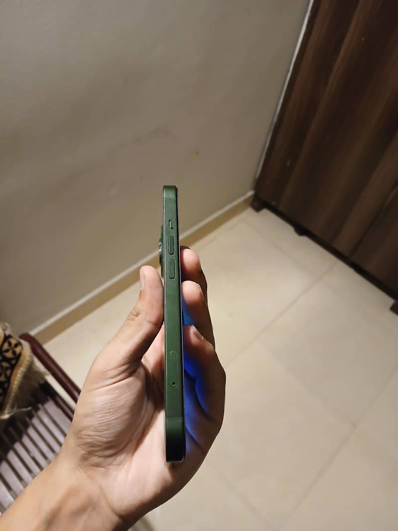 Apple iPhone 13 4