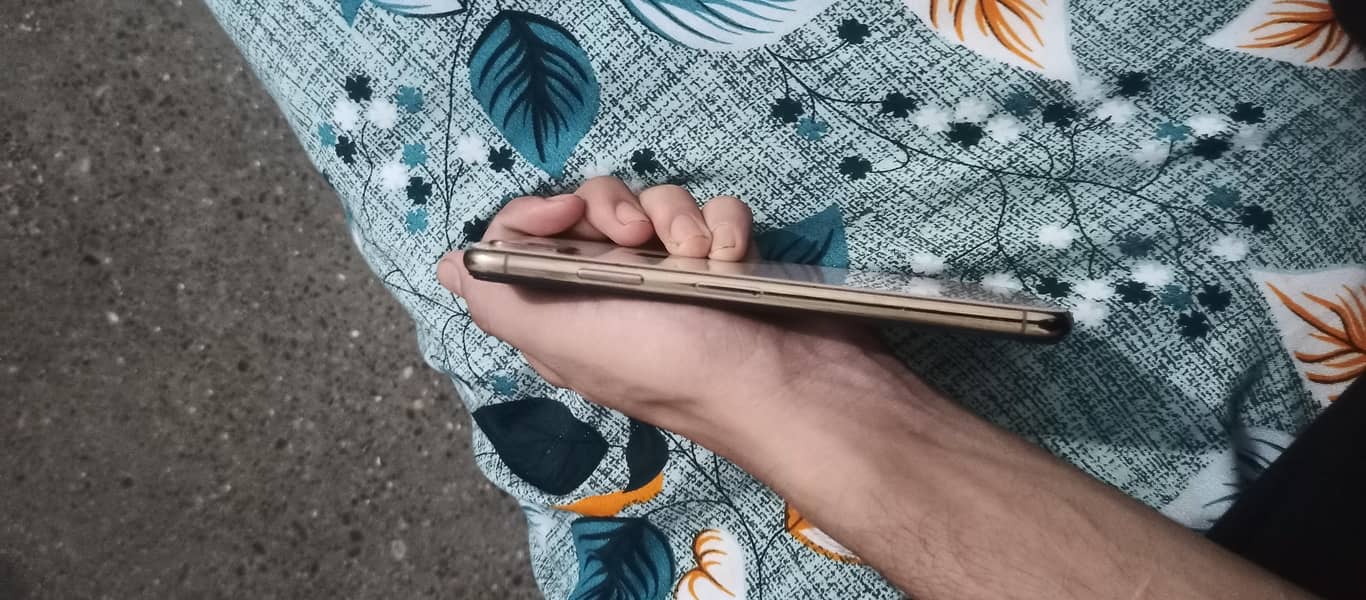 Apple iPhone XS Max 3