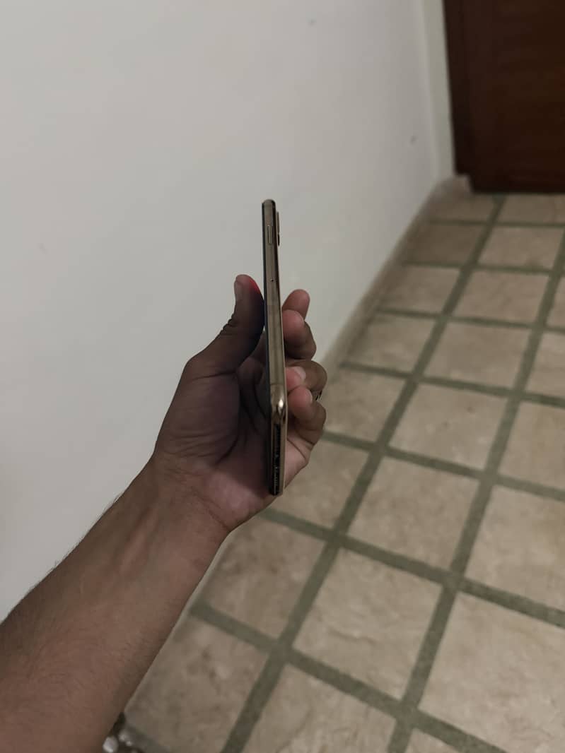 Apple iPhone XS Max 3