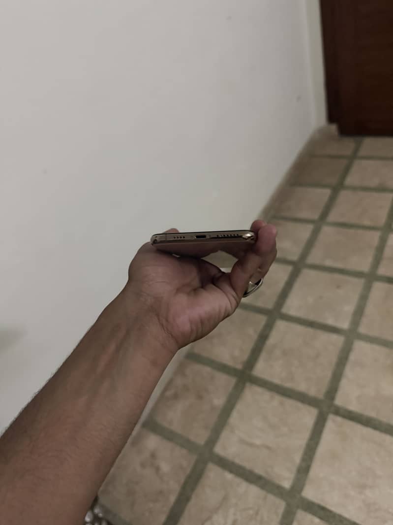 Apple iPhone XS Max 4