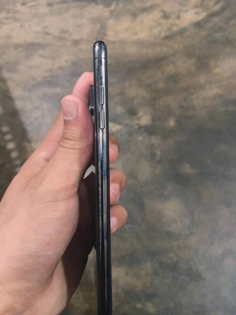 Apple iPhone XS Max 3