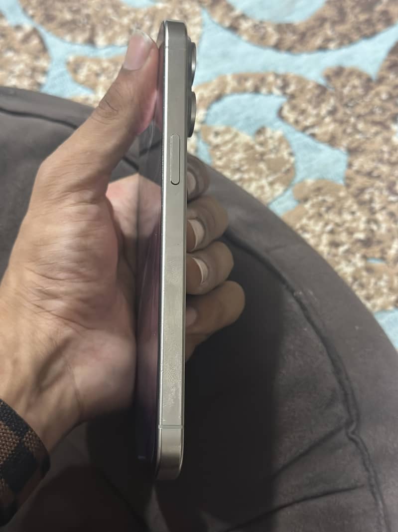 Apple iPhone 15 Pro Max 2