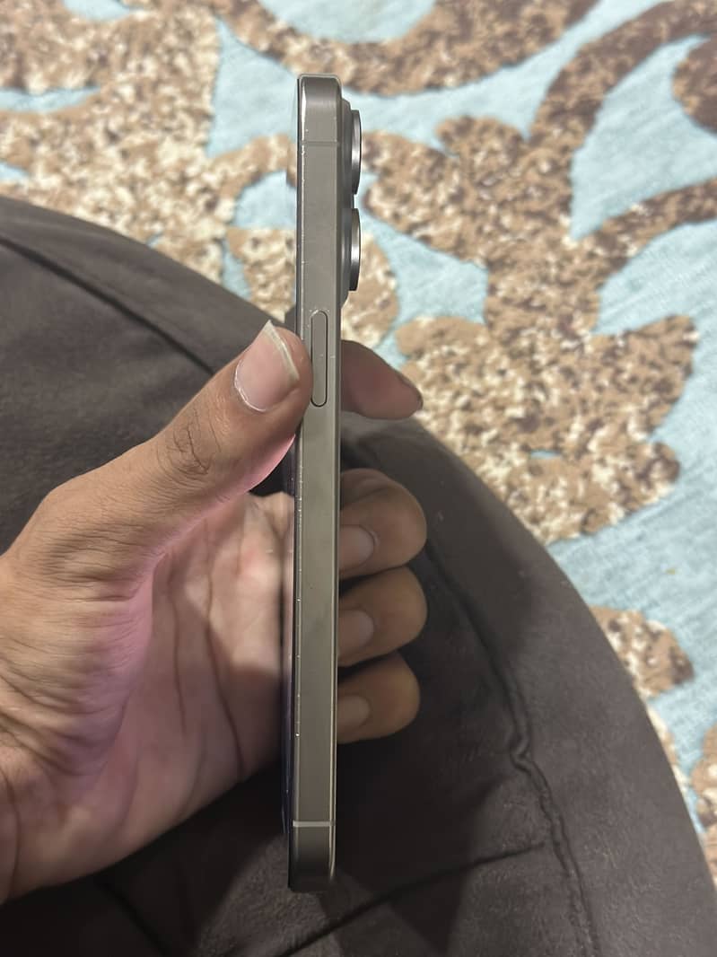 Apple iPhone 15 Pro Max 4