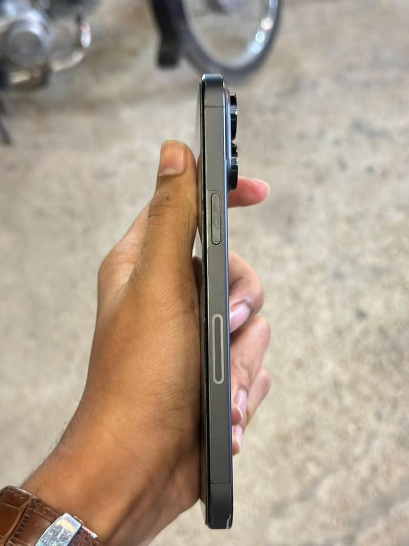 Apple iPhone 15 Pro Max 4