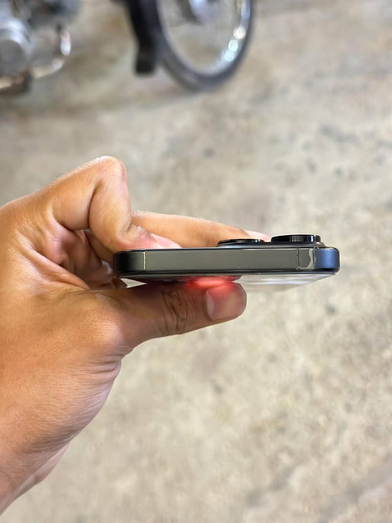 Apple iPhone 15 Pro Max 5
