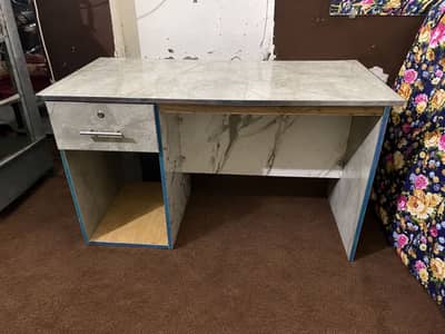 Computer table new h bilkul ghar change karna hai serious buyer contct
