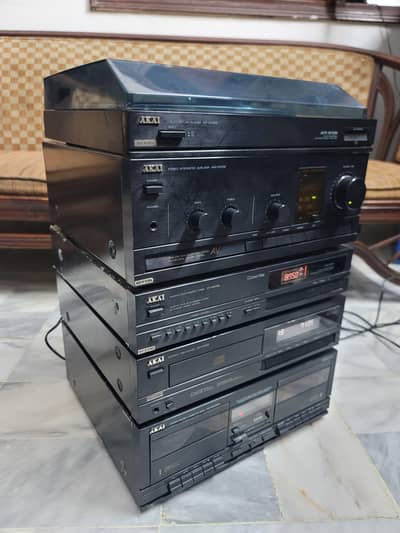 AKAI 5 PIECE SOUND SYSTEM. 220 VOLT.