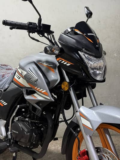 Honda cb150f 2025 model ( 2000 km used only )